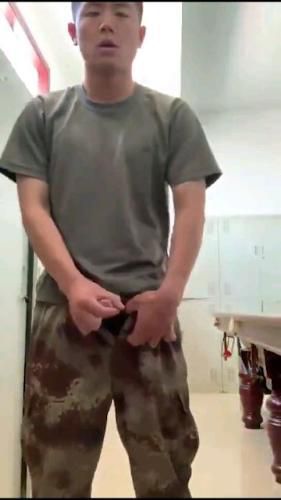部队骚受 接到任务 直接给主人跪下 自撸