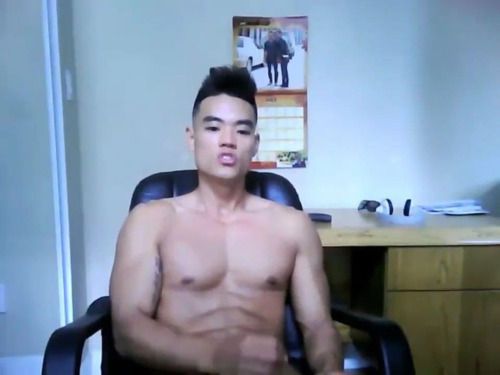 体育生性欲旺盛，每天和网友视频撸屌