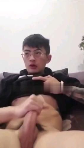 眼镜纹身小帅哥打飞机，超级可爱