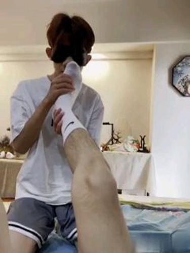 帅气可爱鲜肉奴伺候帅aj主，舔臭鞋被爆操（中）