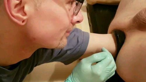 肌肉大叔玩拳奴，双拳爆菊玩拳交，半个手臂伸进菊花里再用巨无霸阳具插入开发起来