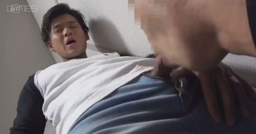 体育生放学后带炮友回到宿舍，无套猛操 上集