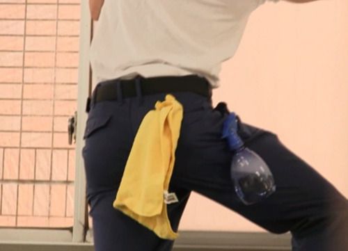 体育生请来装修工家里维护 趁其不备直接扒掉裤子 装修工也开放 阳台直接暴露喷精
