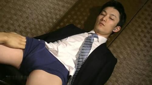 [推荐]正装男被控射2