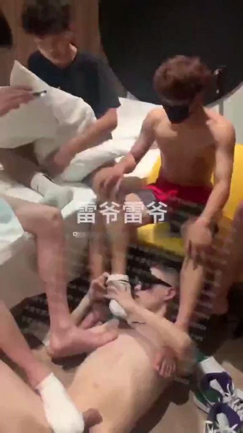 雷爷带朋友一起玩弄狗奴，同时被多人调教，狗奴快感加倍 上集