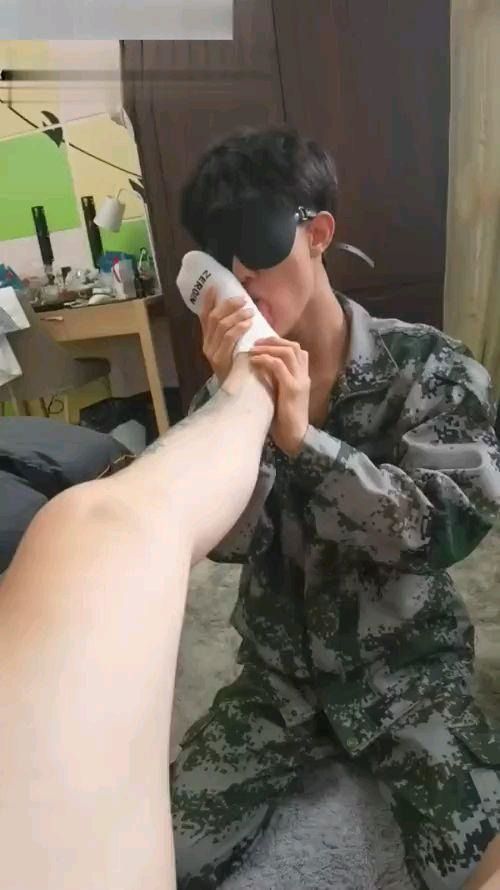 大一大屌狗奴军训完就来酒店挨艹，吃脚和屁眼，操完用炮机玩（上）