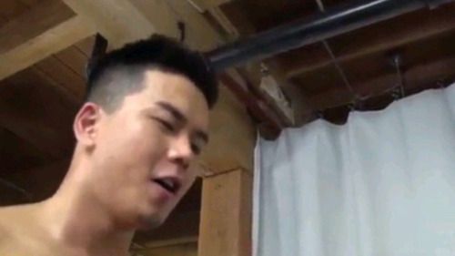 健身房健身教练乘学员完成动作时不断勾引，竟真撩到好基友4