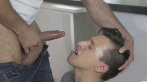 帅气儿子被肌肉老爸抓起来教训，喂儿子口交吃大屌然后做爱操起来使劲的打桩猛操（一）