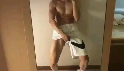 体育小哥哥打飞机