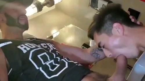 骚受亚裔帅哥厕所里帮大屌欧美男口交吃大屌就在旁边房间里做爱操起来使劲的打桩猛操，把亚裔帅哥肏的受不了