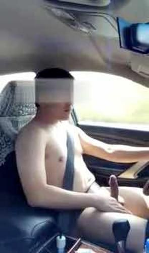 [推荐]大叔一边开车一边飞机