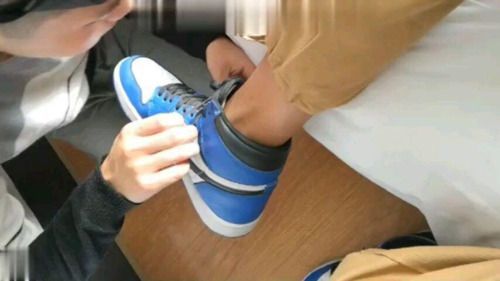 做了学长的狗奴[上]学长的鞋子好吃吗？学长骂你骂的爽吗？赶紧给学长跪下