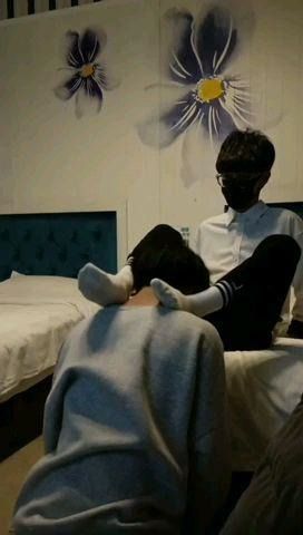 小伙深夜约狗奴来舔。