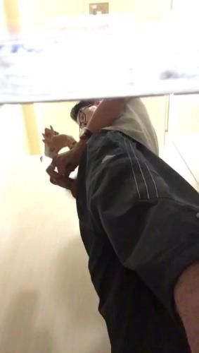 帅气小哥哥厕所撸管