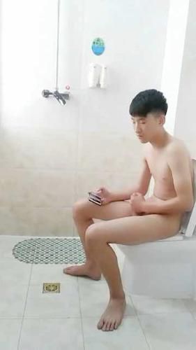 20岁白嫩小弟弟，淋浴洗白白诱惑网友
