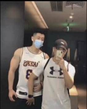 健身房偷看健身教练换衣服 被当场抓住 沦为性玩物