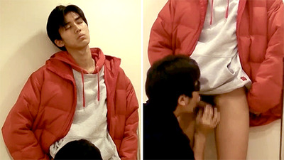 视频厕所篇俊俏好男孩厕所被男人口爆，高个子巨根学生，喷射精液